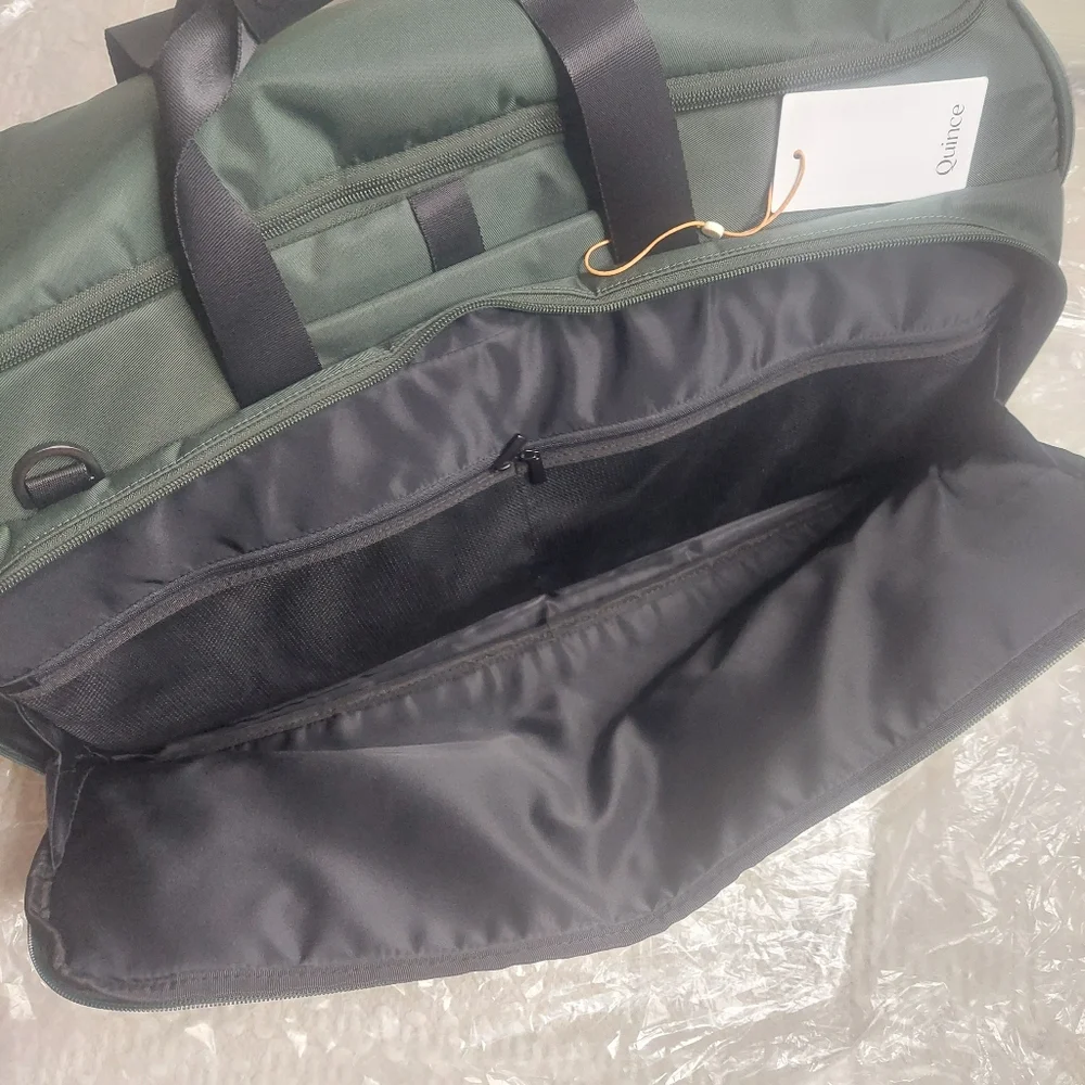 NWT! Quince Voyage Garmet Green Duffel Bag/ Travel Bag!
